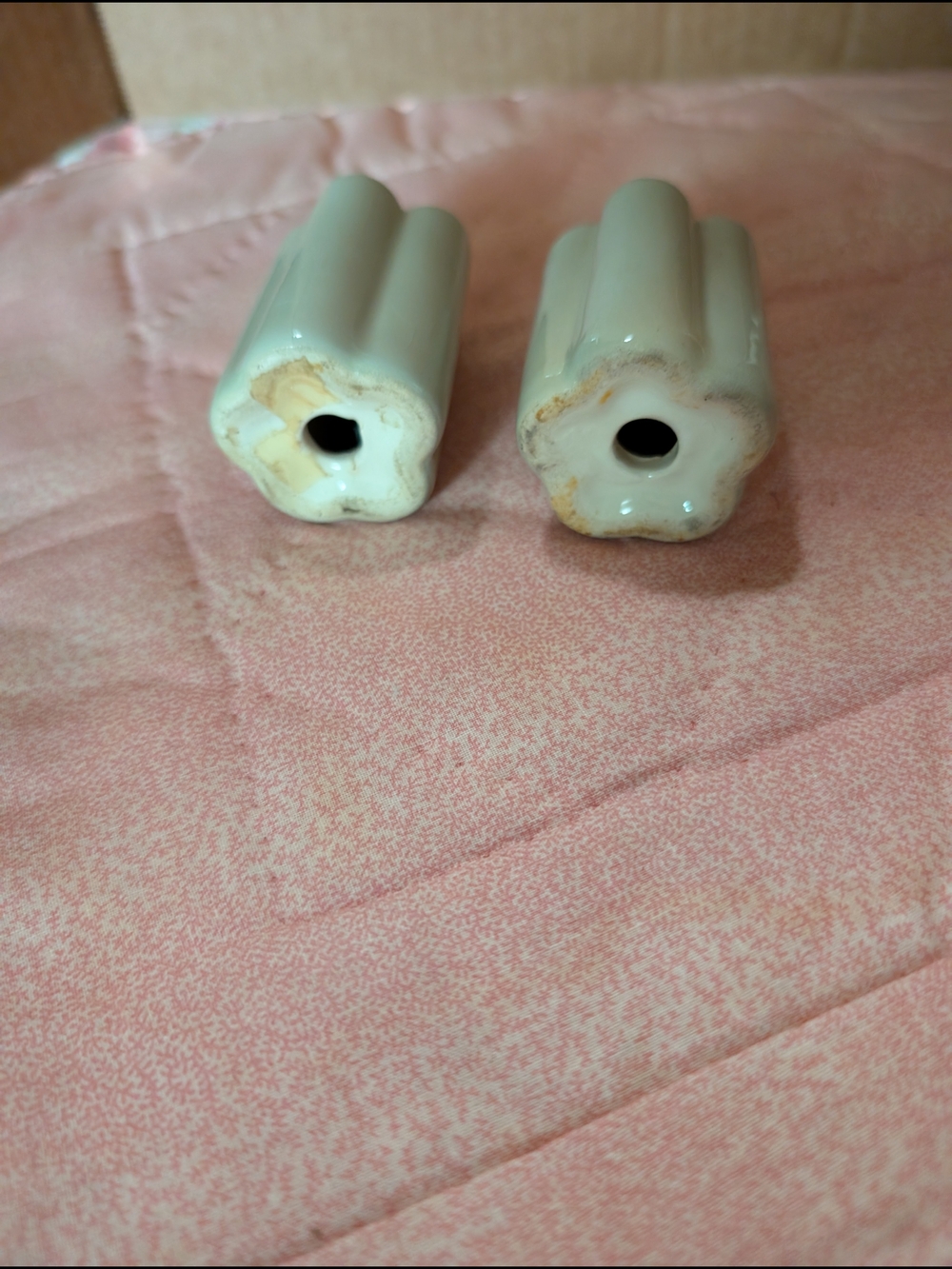 Ceramic Flower-Shaped Salt and Pepper Shaker Set in Pale Green - Picture 3 of 5